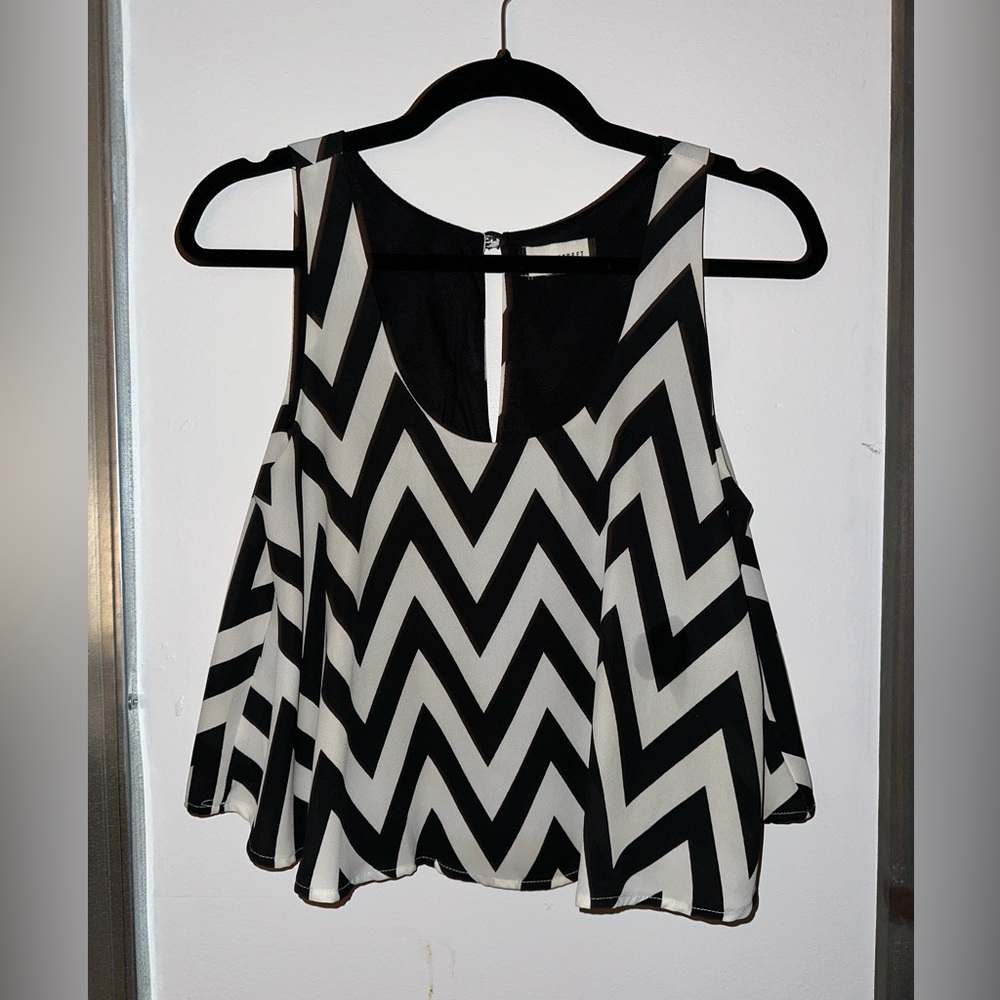 Black & White Flowey chevron print half crop top